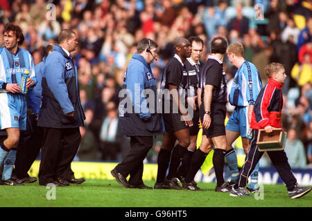 Calcio - fa Carling Premiership - Coventry City / Southampton. L'arbitro Uriah Rennie (r) esce alla fine della partita con il personale di sicurezza dopo alcune decisioni arbitrarie controverse Foto Stock