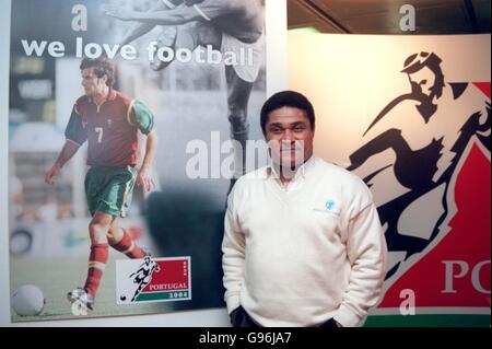 La leggenda portoghese Eusebio allo stand della campagna Portogallo 2004 Foto Stock