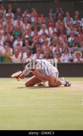 Goran Ivanisevic si mette in ginocchio per celebrare la sua vittoria Foto Stock