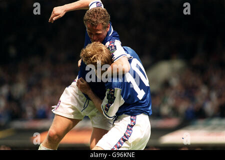 Due dei goalscorer di Ipswich Town, Jim Magilton e James Scowcroft Festeggia dopo che Scowcroft aveva segnato il secondo gol contro Sheffield Uniti Foto Stock