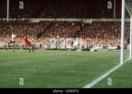 Calcio - finale fa Cup - Liverpool contro Arsenal. Ray Kennedy (a sinistra) spara un colpo dopo Emlyn Hughes (al centro) e Ray Clemence (a destra) di Liverpool Foto Stock