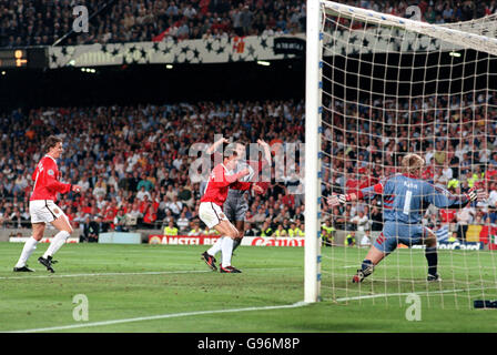 Calcio - UEFA Champions League - finale - Manchester United / Bayern Monaco di Baviera. Teddy Sheringham di Manchester United segna l'obiettivo di equalizzazione Foto Stock