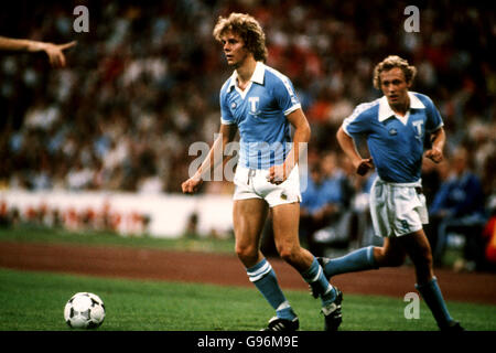 Calcio - European Cup Final - Nottingham Forest contro Malmo - Stadio Olimpico di Monaco. Robert Prytz (a destra) di Malmo si sovrappone Foto Stock