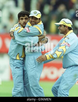 Il saurav indiano Gangolly festeggia con Ajay Jadeja dopo aver preso il Wicket of England's Mark Ealham Foto Stock