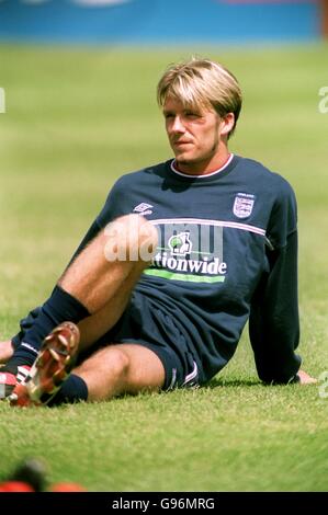 Calcio - Qualifier Euro 2000 - Gruppo cinque - Inghilterra / Svezia - Inghilterra formazione. David Beckham durante la sessione di formazione in Inghilterra Foto Stock