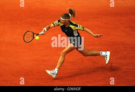 Steffi Graf si affondo per una palla sulla linea di base Durante la sua vittoria su Monica seles Foto Stock
