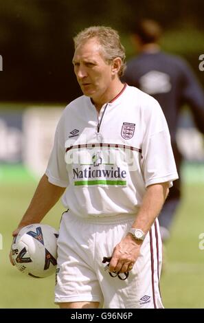 Calcio - Qualifier Euro 2000 - Gruppo cinque - Inghilterra / Svezia - Inghilterra formazione. Howard Wilkinson, direttore tecnico dell'Inghilterra Foto Stock