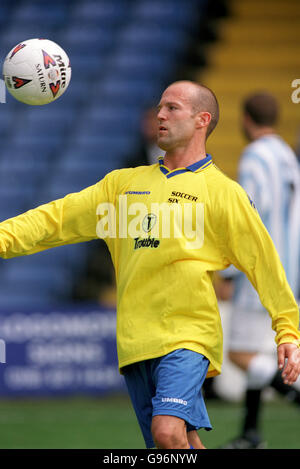 Calcio - Torneo di Soccer delle celebrità - Stamford Bridge. Jason Statham, stella di Lock, Stock e due barili fumanti, giocando per la squadra di Brit Flick Six Foto Stock