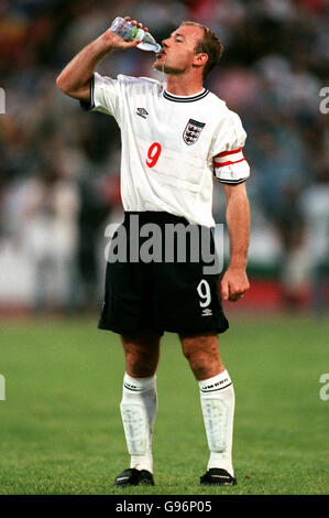 Calcio - Qualificatore Euro 2000 - Gruppo cinque - Bulgaria / Inghilterra. Il capitano dell'Inghilterra Alan Shearer prende un drink Foto Stock