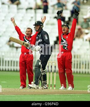 Cricket - CGU National League Divison One - Warwickshire Bears / Lancashire Lightning. Warren Hegg e Neil Fairfrate, il guardiano del Lancashire, fanno appello con successo al cazzo della Trevor Penney LBW della Warwickshire Foto Stock