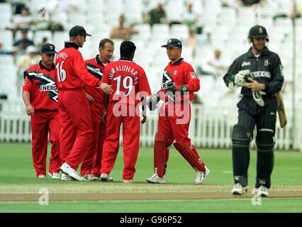 I giocatori del Lancashire si congratulano con Muralitharan (no 19) Sul wicket del Trivor Penney LBW del Warwickshire Foto Stock