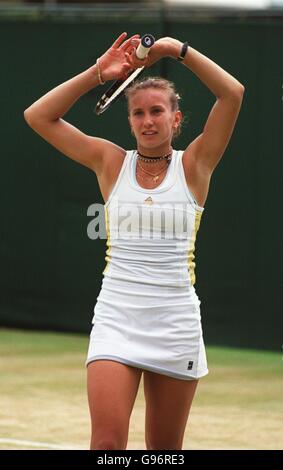 Tennis - Campionati Wimbledon - Junior Girls Singoli - finale - Iroda Tulyaganova v L. Krasnoroutskai. Iroda Tulyaganova durante la finale delle Junior Girls Foto Stock