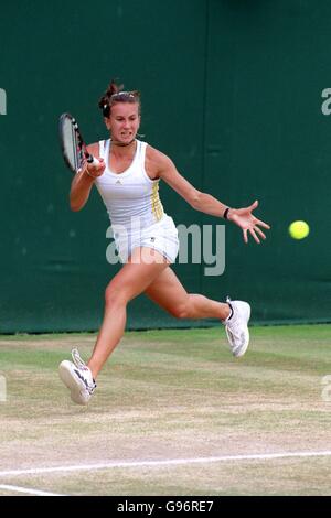 Tennis - Campionati di Wimbledon - Junior Girls Singoli - finale - Iroda Tulyaganova v L. Krasnoroutskai. Iroda Tulyaganova in azione durante la finale Junior Girls Foto Stock