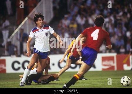 Calcio - Coppa del mondo Spagna 1982 - Gruppo B - Inghilterra / Spagna. Paul Mariner (a sinistra) in azione Foto Stock