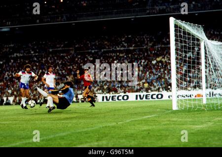 Calcio - Coppa del mondo Spagna 1982 - Gruppo B - Inghilterra / Spagna. Kevin Keegan (sinistra) e Paul Mariner (seconda a sinistra) in Inghilterra guardano come il portiere spagnolo Luis Arconada (seconda a destra) fa un salvataggio Foto Stock