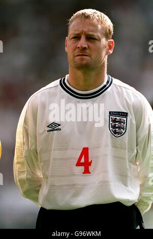 Calcio - Qualificatore Euro 2000 - Gruppo cinque - Inghilterra / Lussemburgo. David Batty, Inghilterra Foto Stock
