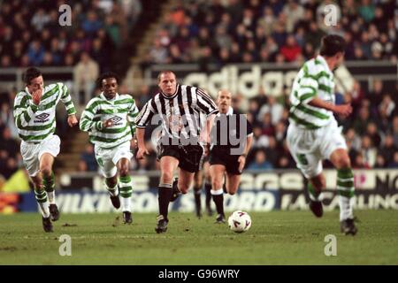 Paul Gascoinge torna nel Bianco e Nero di Newcastle prende Celtic a Peter Beardsleys testimonial stasera (Weds) v Select XI's and Celtic's. Foto Stock