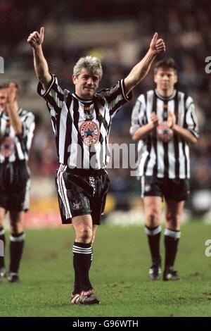 Kevin Keegan, giocando per il Peter Beardsley Select XI, si fa un'onda verso i fan del St James's Park Foto Stock