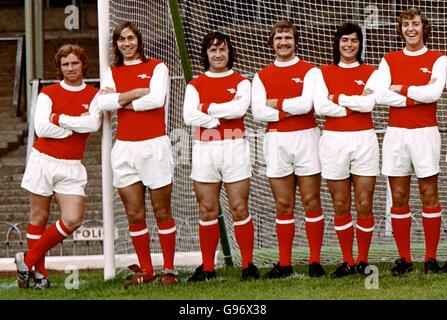 Il team Arsenal si schiererà per la telecamera (sinistra-destra): Alan Ball (con gli stivali bianchi), Charlie George (con gli stivali rossi), George Armstrong, Eddie Kelly, Peter Marinello e Sammy Nelson Foto Stock