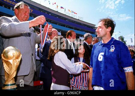 Calcio - Coppa del mondo FIFA 1994 - finale - Brasile / Italia - Rose Bowl, Pasadena. Il presidente dell'UEFA Lennart Johansson (a sinistra) sta per presentare la medaglia italiana Franco Baresi (a destra) Foto Stock