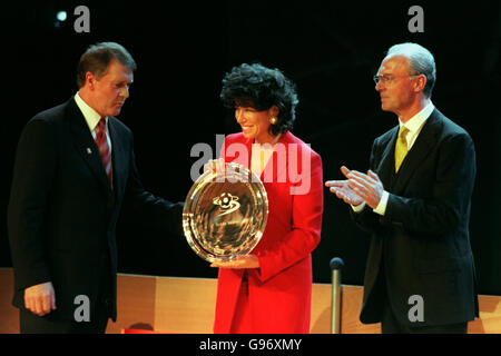 Sir Geoff Hurst e Franz Beckenbauer accolgono Sir Bobby Moore nella FIFA Hall of Champions 1966, con la figlia di Sir Bobby, Stephaine, che ha ricevuto il premio al FIFA World Player of the Year Award di Barcellona Foto Stock