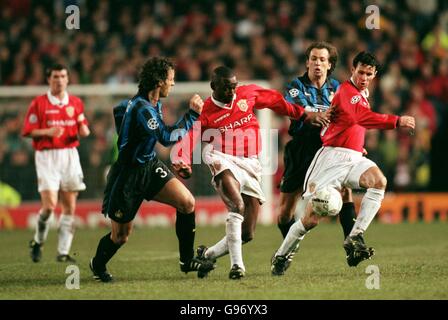 Andy Cole di Manchester United (seconda a sinistra) assume Francesco Colonnese (sinistra) dell'Inter Milan, guardato da Ryan Giggs (destra) del Manchester United e Benoit Cauet dell'Inter Milan (seconda a destra) Foto Stock