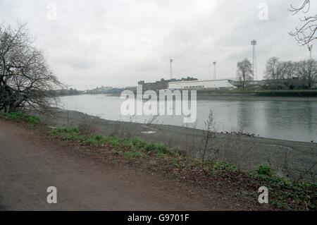 Una vista della casa di Fulham, Craven Cottage, dall'altra parte del fiume Tamigi Foto Stock