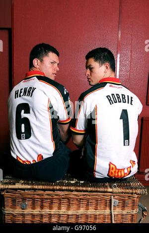 Rugby League - Super League-Henry e Robbie Paul. Henry (a sinistra) e Robbie Paul di Bradford Bulls Foto Stock