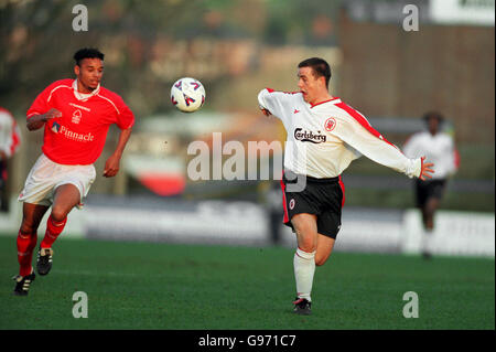 L-R Matthieu Louis Jean, Nottingham Forest riserve corre dopo la palla come David Thompson, Liverpool riserve controlla la palla Foto Stock