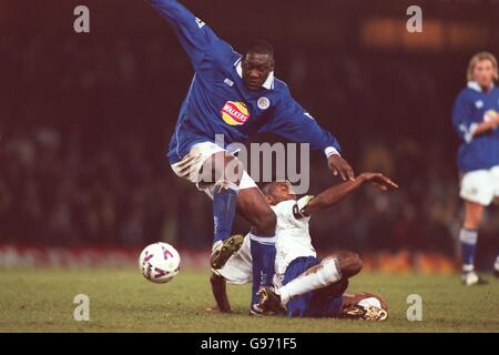 Emile Heskey di Leicester City (a sinistra) si allontana dal Tackle Lucas Radebe (destra) di Leeds United Foto Stock