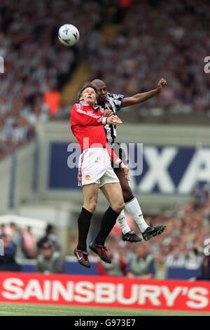 Didier Domi (a destra) di Newcastle United si schiarisce da Manchester United Teddy Sheringham (sinistra) Foto Stock