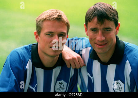 I due cartelli del mercoledì di Sheffield da Celtic Simon Donnelly (a sinistra) e. Phil o'Donnell posa nei loro nuovi colori a Hillsborough Foto Stock