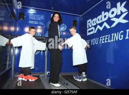 I giovani provano la macchina da running e gli allenatori Reebok a. Il supporto DMX Reebok Foto Stock