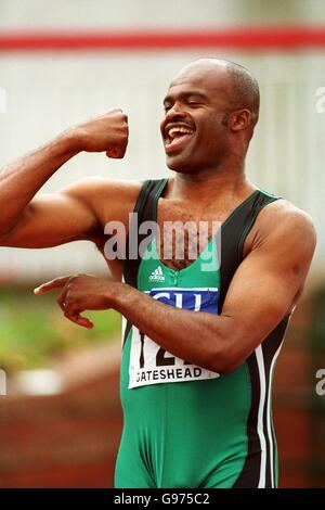 Kriss Akabusi scherza in giro mentre attende la partenza dei maestri 100m Foto Stock