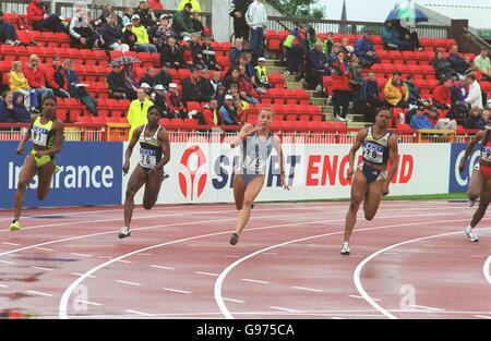 Atletica - CGU Gateshead Classic. I corridori nei 200 m delle donne vengono intorno al diritto finale Foto Stock