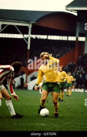 John Marsh, Stoke City guarda Graham Paddon di Norwich City Foto Stock