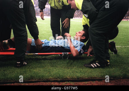 Calcio - fa Carling Premiership - Coventry City / Manchester United. Il Noel Whelan di Coventry City è stretched off Foto Stock