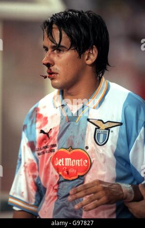 Calcio - UEFA Super Cup - Lazio / Manchester United. Simone Inzaghi del Lazio lascia il campo con un naso sanguinoso a seguito di una sfida da Jaap Stam del Manchester United Foto Stock