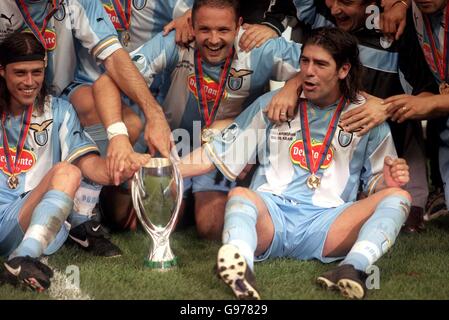 Calcio - UEFA Super Cup - Lazio / Manchester United. I giocatori del Lazio festeggiano il Manchester United per vincere la Super Cup UEFA Foto Stock
