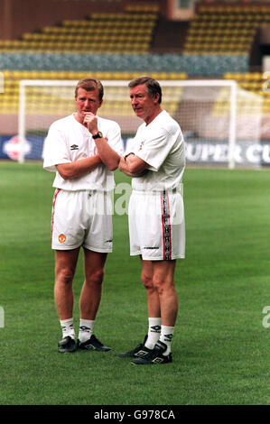 Calcio - UEFA Super Cup - Lazio / Manchester United - Manchester United Training. Il manager del Manchester United Sir Alex Ferguson (a destra) parla con il suo assistente Steve McClaren (a sinistra) Foto Stock