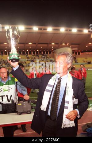Calcio - UEFA Super Cup - Lazio / Manchester United. il presidente del Lazio Sergio Cragnoti solleva la Super Coppa UEFA Foto Stock