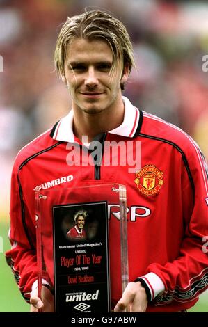 Calcio - fa Carling Premiership - Manchester United contro Southampton. David Beckham riceve il premio Umbro Player of the Year Award della rivista Manchester United per la stagione 1998/1999. Foto Stock