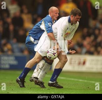 Ian Marshall di Leicester City (a destra) è strettamente segnato da Chelsea's. Frank Leboeuf (sinistra) Foto Stock