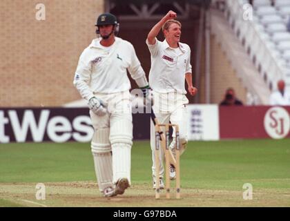 Cricket- Nat West Trophy - Nottinghamshire / Middlesex. Il bowler Middlesex James Hewitt celebra il cazzo di Nottingham, battitore Jason Gallian Foto Stock