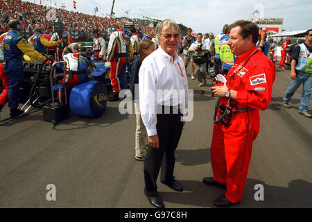 Formula uno Motor Racing - Gran Premio d'Ungheria. Il boss di F1 Bernie Eccelstone (C) chiacchiererà con il boss Ferrari Jean Todt sulla griglia prima dello start Foto Stock