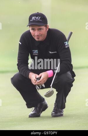 Golf - 29th Benson and Hedges International Open - Oxfordshire Golf Club, Thame. Van Phillips occhi su un putt Foto Stock