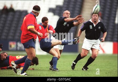 Rugby Union - Coppa del mondo di Rugby 99 - Pool A - Scozia / Spagna. Andy Reed della Scozia (seconda a destra) tenta di bloccare il calcio di sdoganamento da Aratz Gallastegui della Spagna (seconda a sinistra) Foto Stock