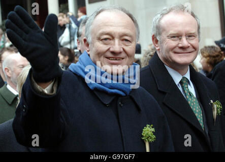 Il sindaco di Londra Ken Livingstone (a sinistra) e il vice leader di Sinn Fein Martin McGuinness guidano la parata di San Patrizio a Londra, domenica 12 marzo 2006, in vista della prossima settimana nazionale irlandese day.SEE PA storia SOCIALE Patrick. PREMERE ASSOCIAZIONE foto. Il credito fotografico dovrebbe essere: Stefan Rousseau / PA. Foto Stock