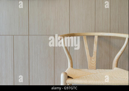 Legno Teak brown background texture con sedia. Foto Stock