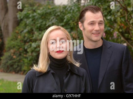 Sharon Stone e David Morrissey si sono presentati a una fotocellula prima del suo nuovo film, 'Basic Instinct II', al Four Season's Hotel, nel centro di Londra, mercoledì 15 marzo 2006. PREMERE ASSOCIAZIONE foto. Il credito fotografico dovrebbe essere: Steve Parsons/PA. Foto Stock